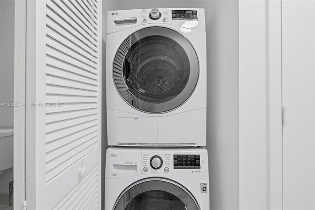 Building Photo - 601 NE 36th St