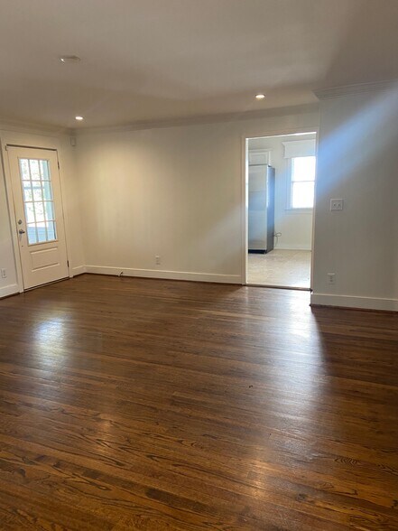 Building Photo - 907 Irving Rd