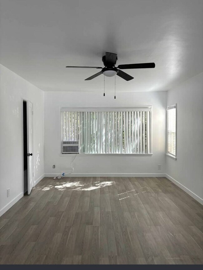 Building Photo - 4128 W Toluca Lake Ave