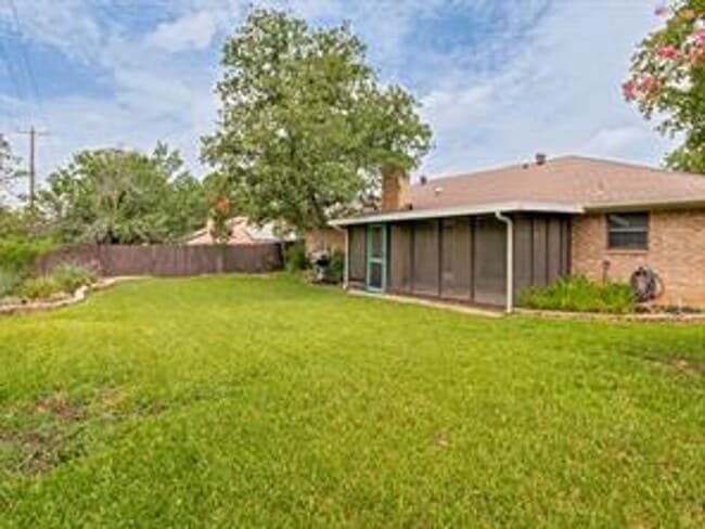 Building Photo - 1620 Post Oak Dr