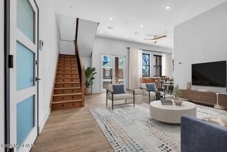 Building Photo - 42 Monmouth St