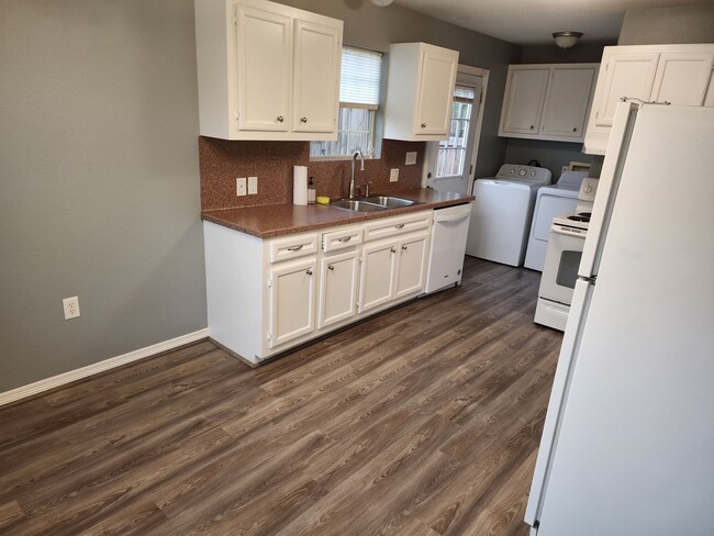 Building Photo - 3114 Molly Dr