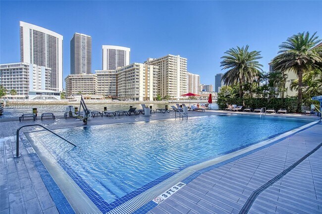 Building Photo - 2602 E Hallandale Beach Blvd