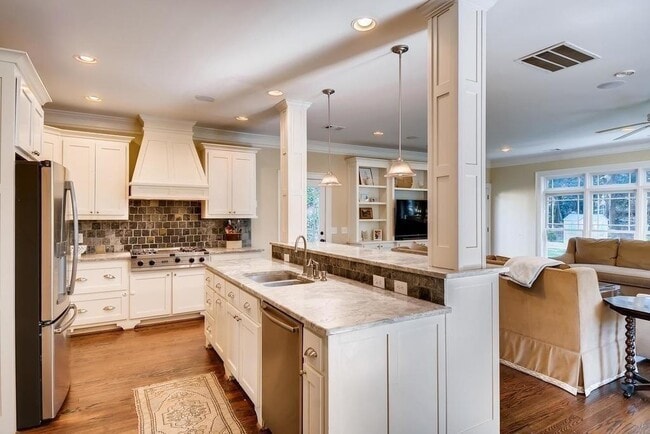 Building Photo - 2105 Brookview Dr NW
