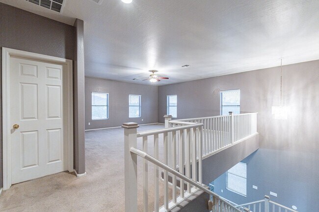 Building Photo - Three Beds & 2.5 Baths - Move Right In!