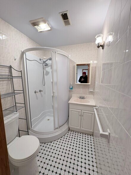 3rd Floor Bathroom - 1333 Mifflin St