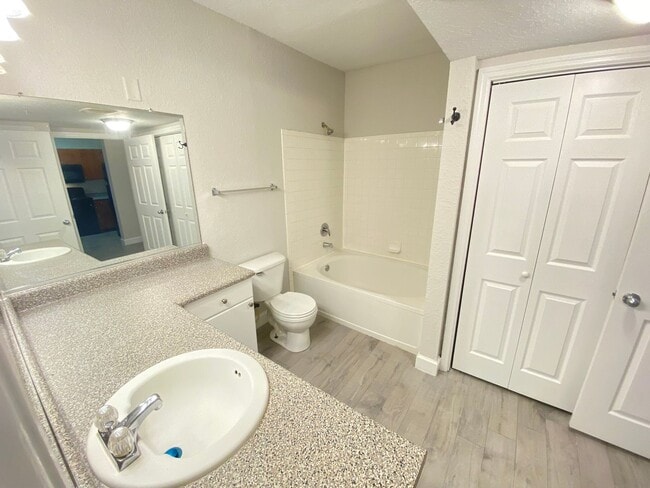 Building Photo - Downtown stunner! 1-Bed / 1-Bath in the Gr...