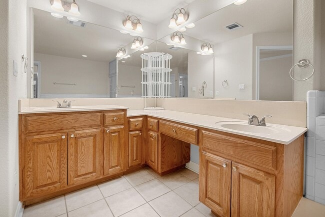 Building Photo - 7 Bed Home for August!