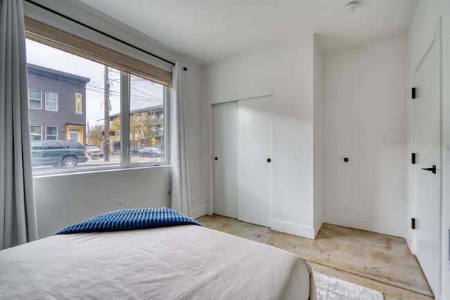 Building Photo - 4980 N Vancouver Ave