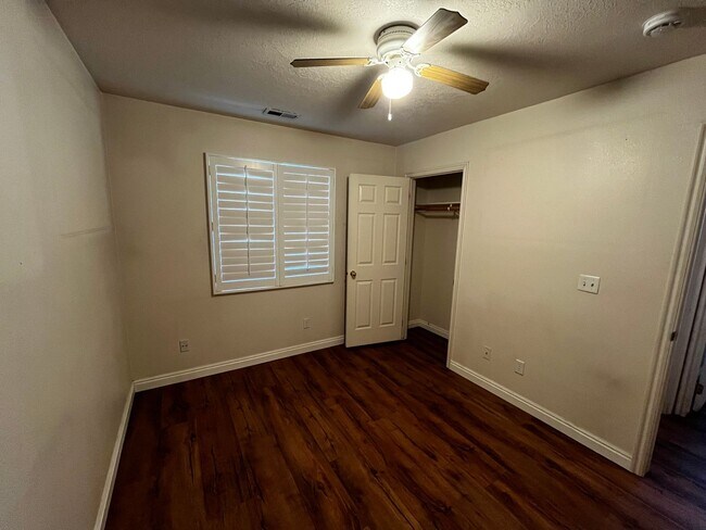 Building Photo - Cozy Private Pet Friendly Home!!
