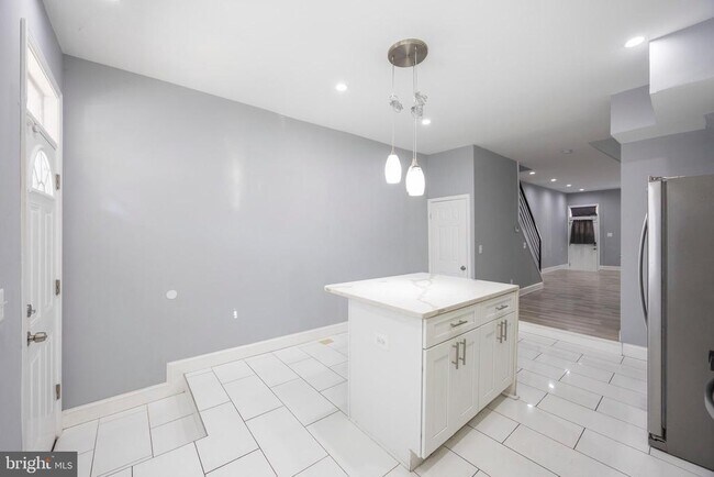 Building Photo - 10 N Ellwood Ave