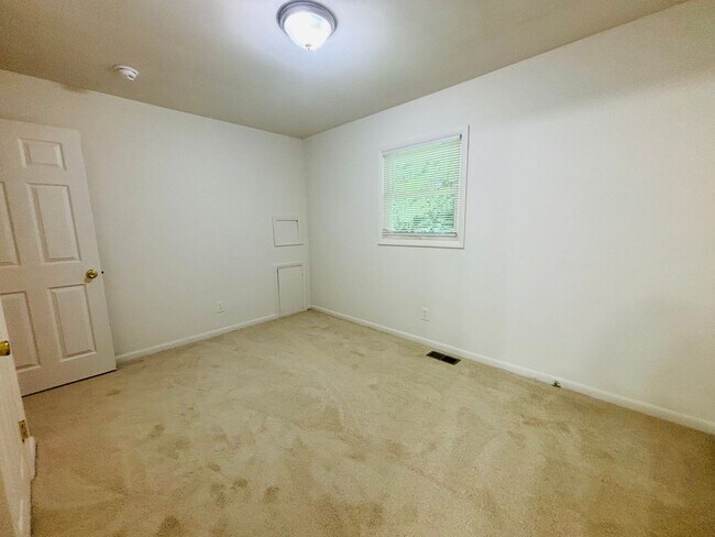 Building Photo - 215 Freestone Dr