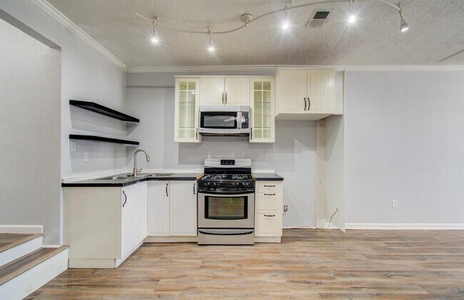 Building Photo - 2111 Summer St