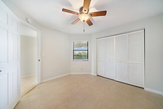 Building Photo - 243 Bay Colony Dr N