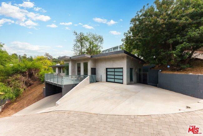 Building Photo - 2929 Passmore Dr