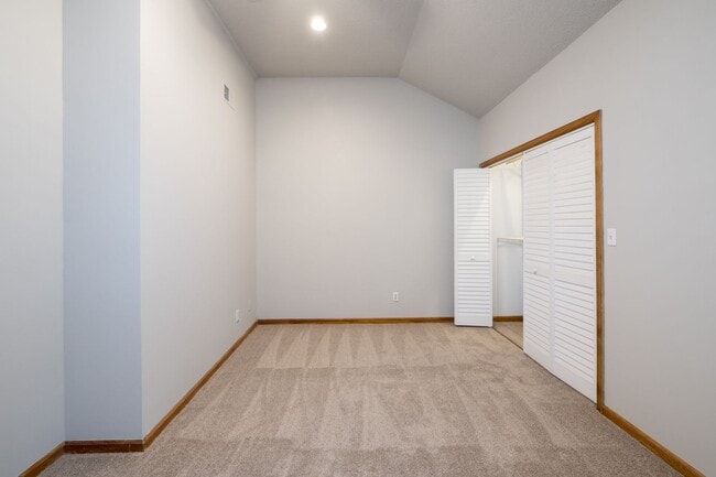 Building Photo - 2 bedroom 1.5 bath Duplex Close to the Beach