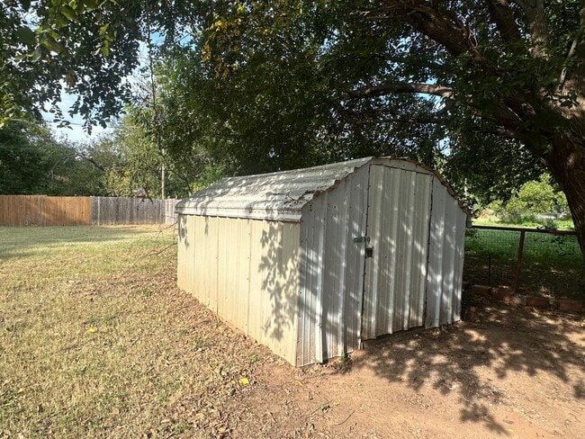 Building Photo - 106 E Florida Ave