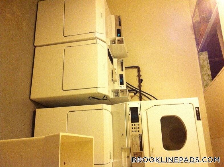 Building Photo - 208 Winthrop Rd