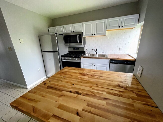 Building Photo - 2323 Sidney St