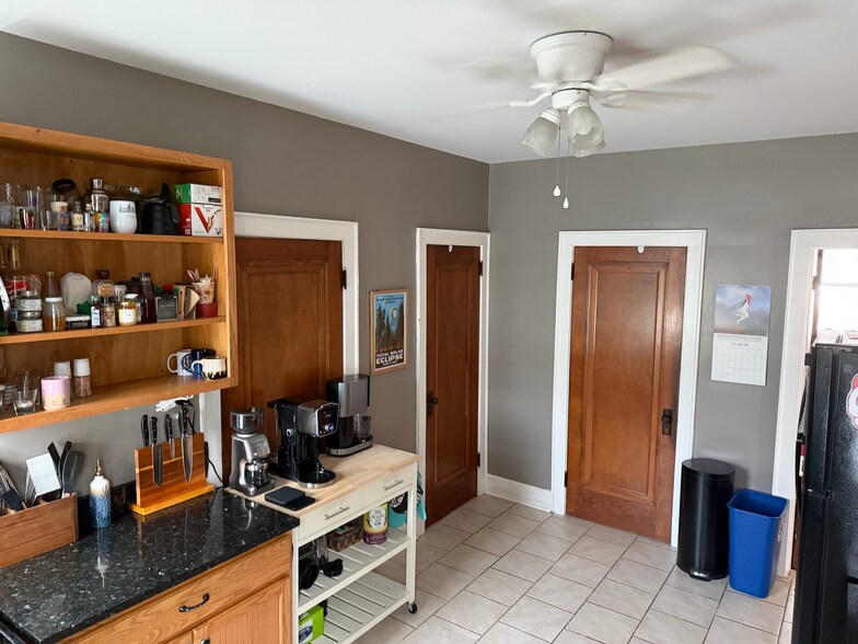 2 Step in Pantries - 2472 Fairview Ave