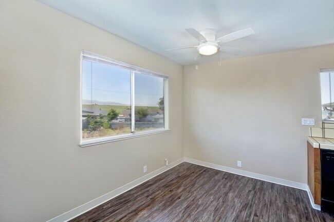 Building Photo - 18854-18858p