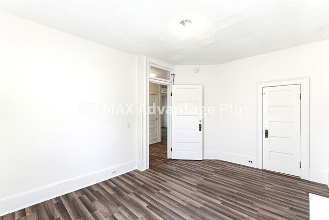 Building Photo - 106 Grove St