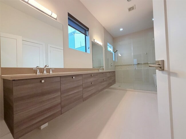 Building Photo - 2322 Camden Dr