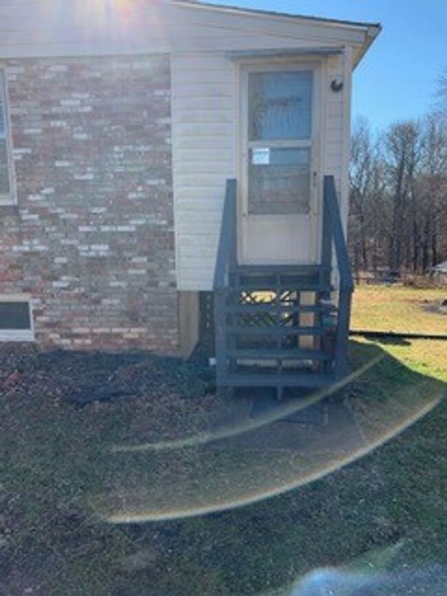 Building Photo - 2 Bedroom  1 bath located in Madison Heights.