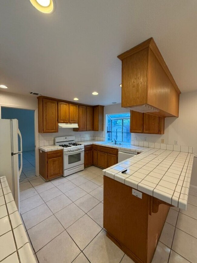 Building Photo - Beautiful Freshly Painted 3 Bedroom and 2 Bathroom Home in Carmichael $2,995.00 + Water