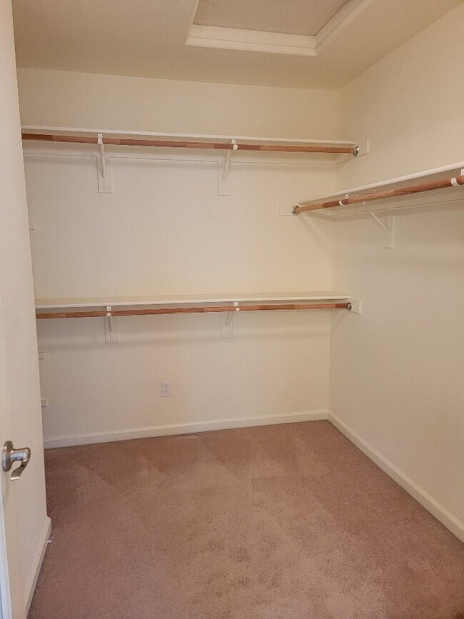 Building Photo - 3 Bedroom 3 bath house with a loft for rent in Folsom in the Parkway.  Solar & 240V Electric Car ...