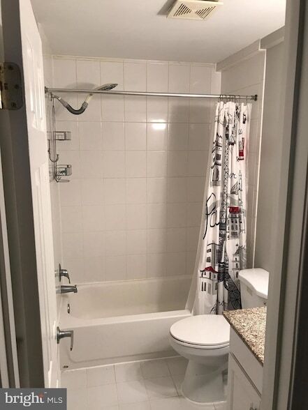 Building Photo - 610 Main St