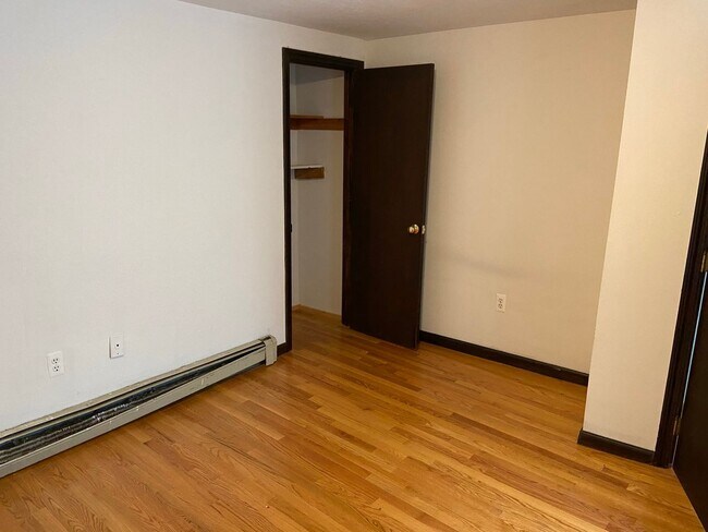 Building Photo - Nicely updated 3 bed near the Green Line in Brighton.