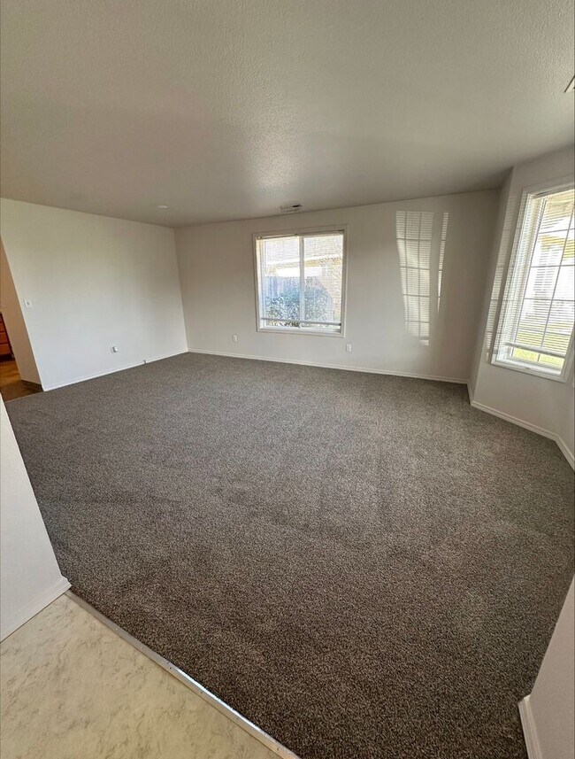 Building Photo - 3 bed|2 bath house with NEW PAINT & CARPET!