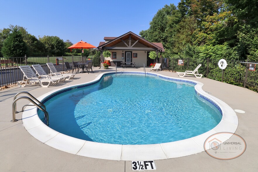 Pool - River View Townhomes