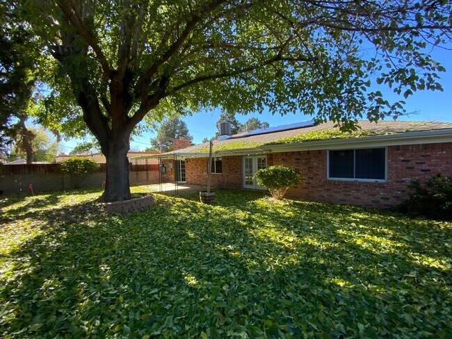 Building Photo - 3 Bedroom Single Story Home Available Near Louisiana Blvd NE & Candelaria Rd NE!