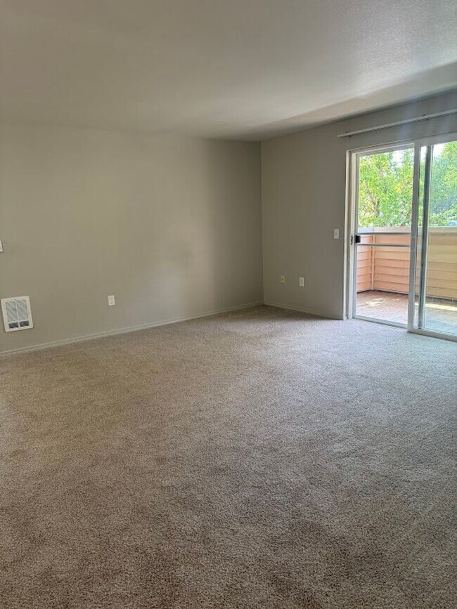 Building Photo - Life Just Got Better Come See For Yourself At Powell Court Apartments!!