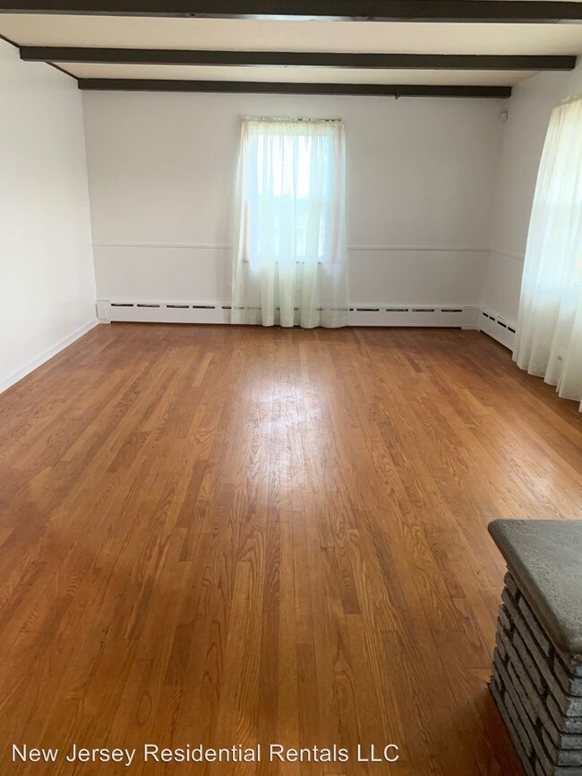 Building Photo - 3 br, 1 bath House - 3070 E Chestnut Ave