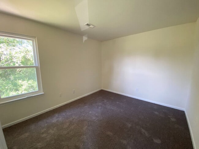 Building Photo - Charming 2-Bedroom Duplex in the Heart of ...