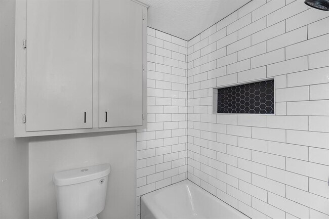 Building Photo - 213 Westview Dr