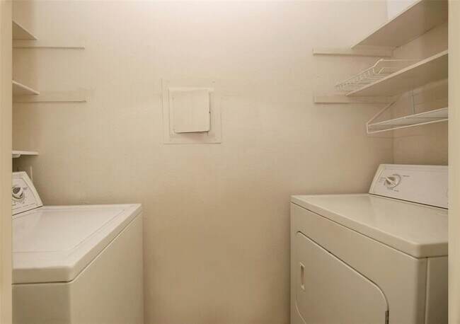 Building Photo - 2475 Underwood St