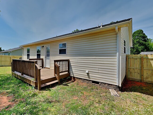 Building Photo - 2425 Saluda Dr