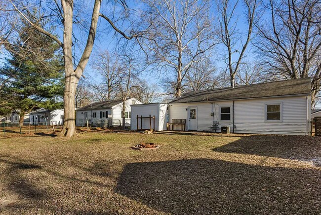 Building Photo - 1902 Meadow Dr