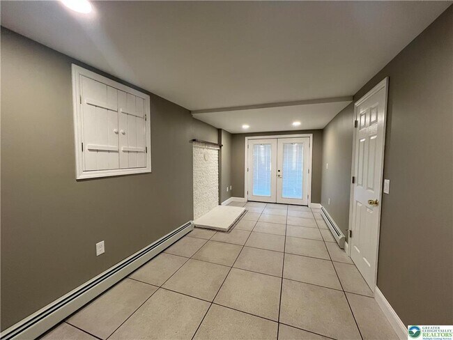 Building Photo - 3790 Redbud Dr