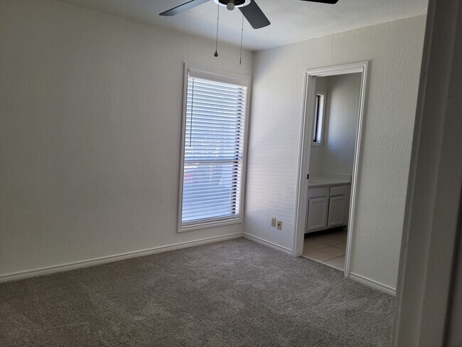 Building Photo - 5611 Ross Ave