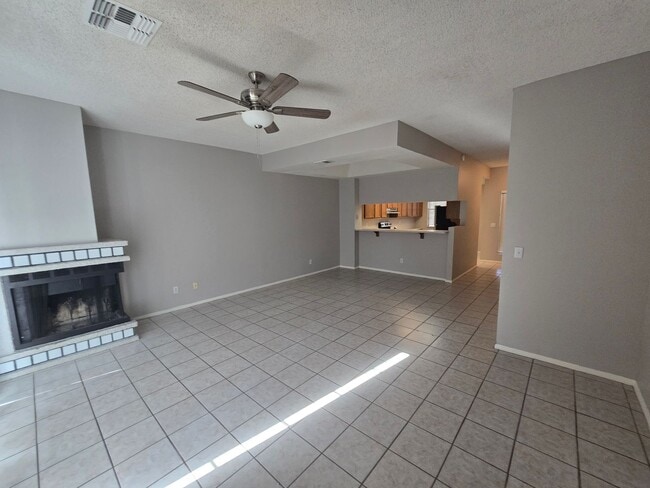 Building Photo - 2 Bedroom/2.5 Bathroom Townhome in Chandler