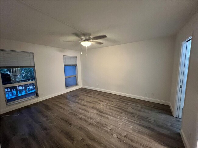 Building Photo - 1201 SE 2nd Ct