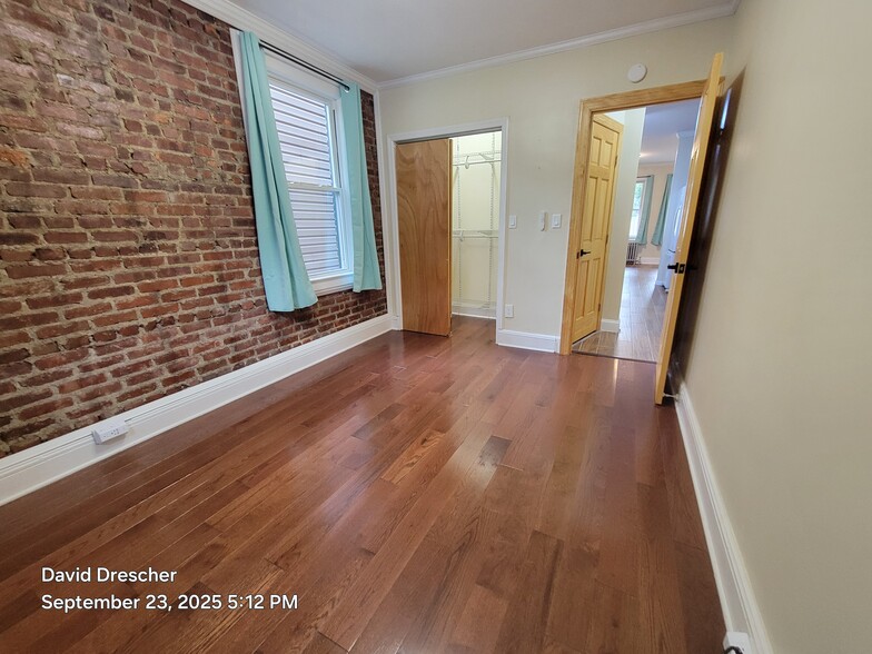 Right Bedroom - 28 Willowdale Ave
