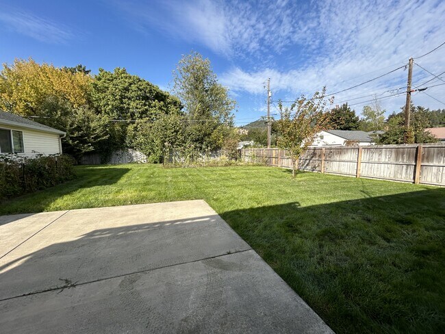 Building Photo - 1311 E Maple Ave