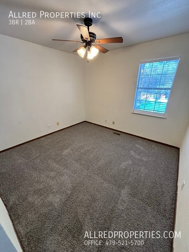 Building Photo - 822 N Daisy Ln