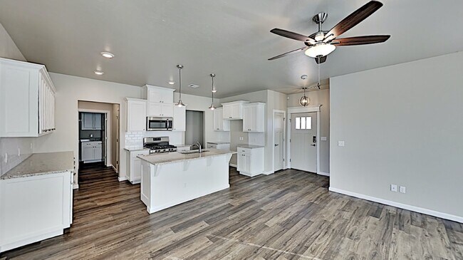 Building Photo - Very Nice 3 Bedroom 2 Bath Home in Yukon S...